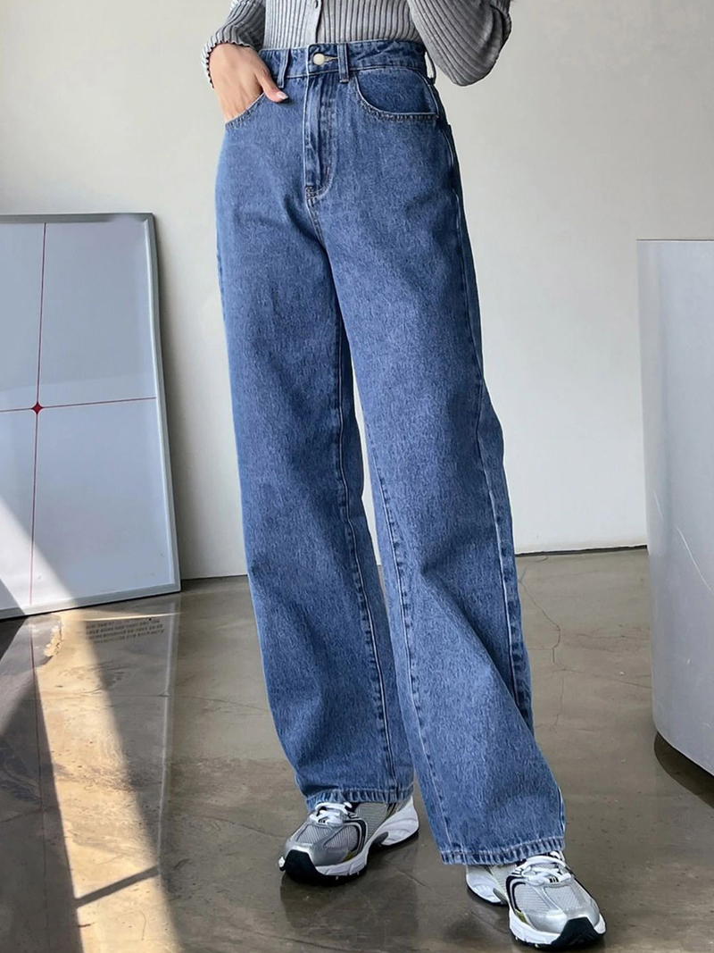 Women's light blue baggy high-rise stretchable jeans.