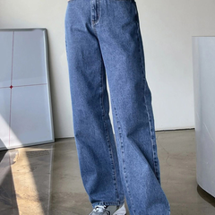 Women's light blue baggy high-rise stretchable jeans.