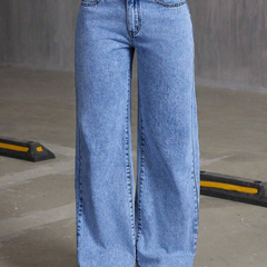 Women's light blue baggy high-rise stretchable jeans.