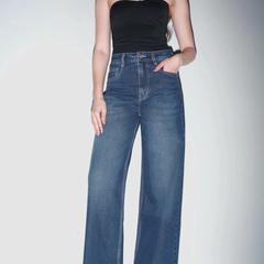 Women's green wide leg high-rise stretchable jeans.