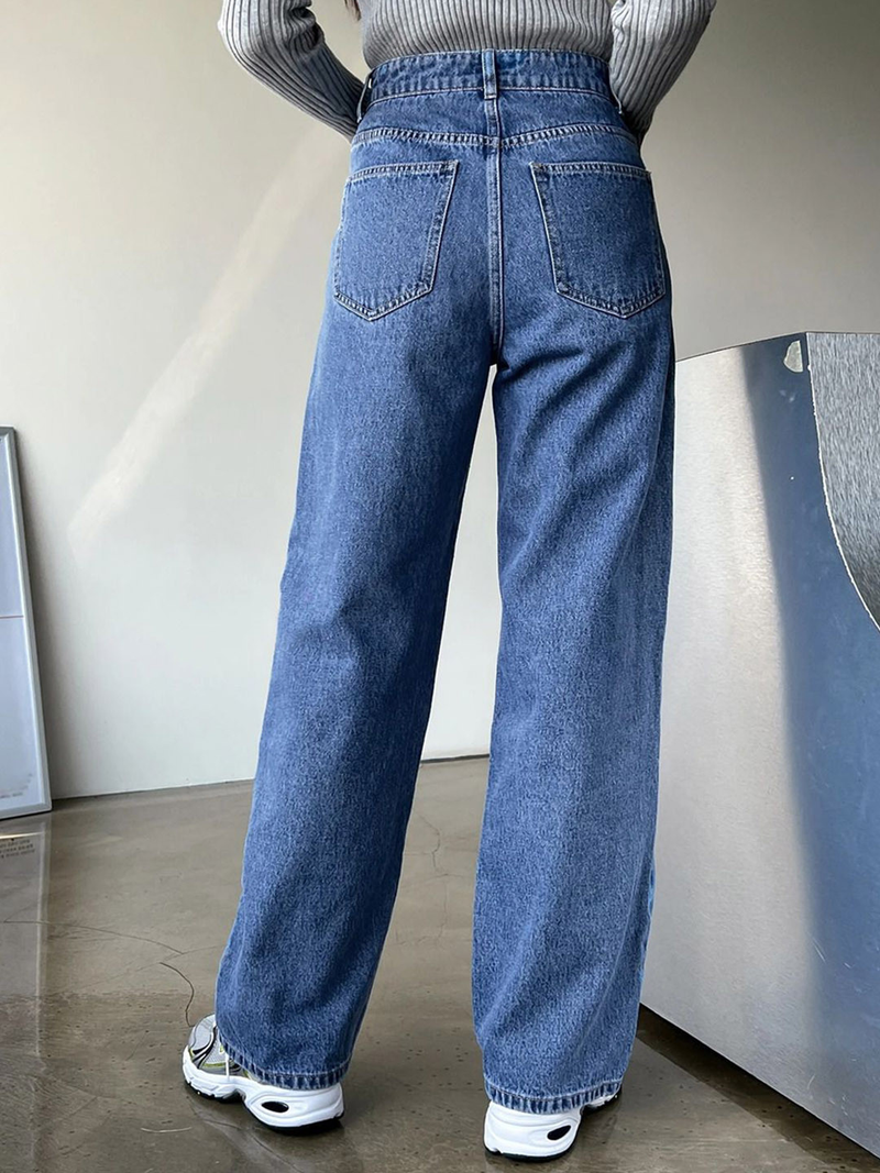 Women's light blue baggy high-rise stretchable jeans.