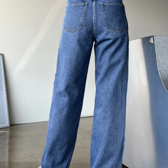 Women's light blue baggy high-rise stretchable jeans.