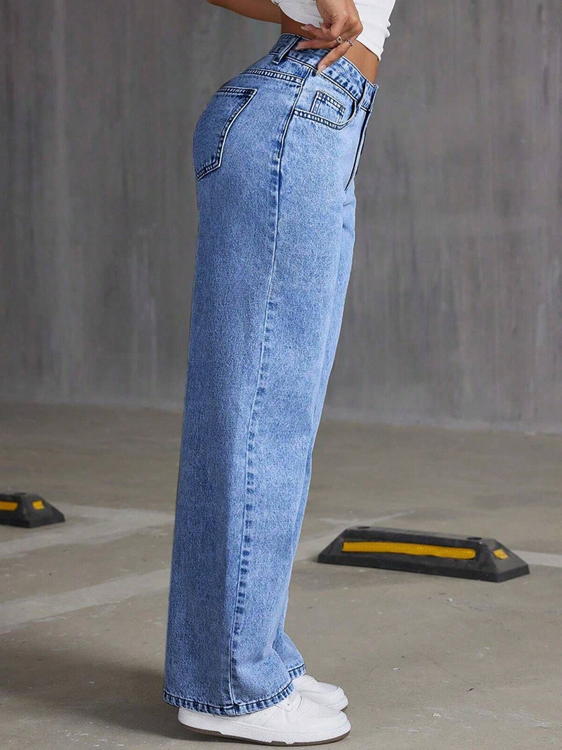Women's light blue baggy high-rise stretchable jeans.