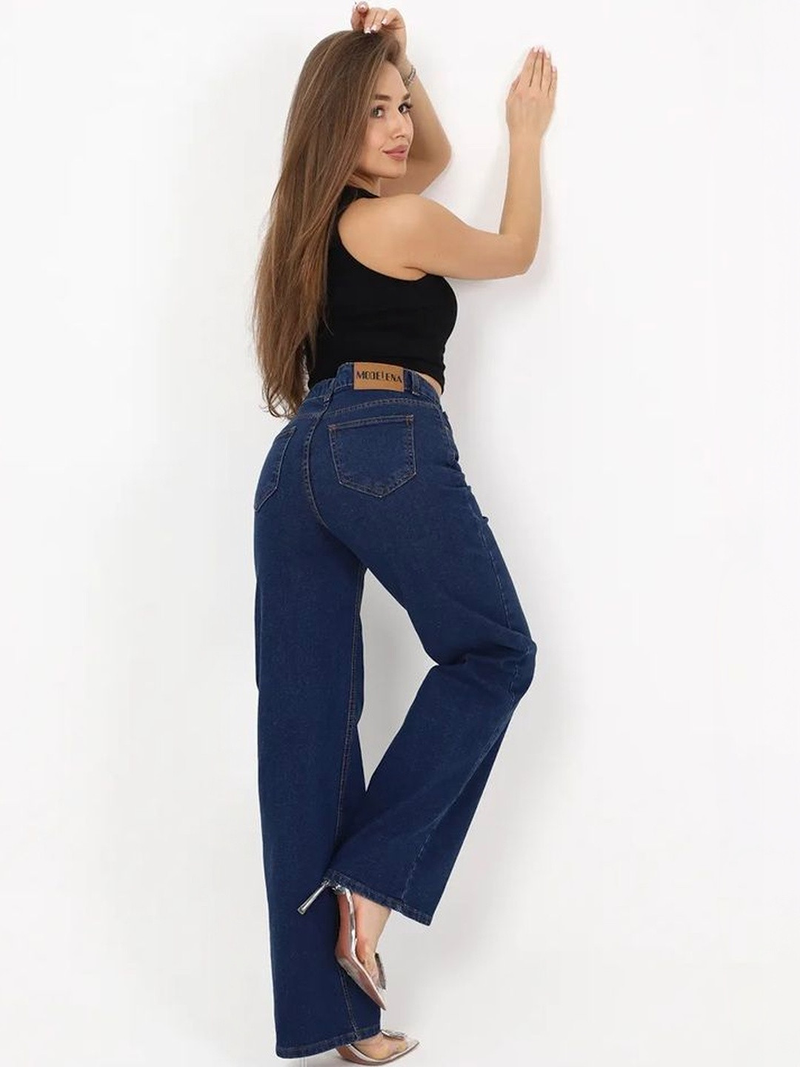 Women’s dark blue regular fit high-rise stretchable jeans.