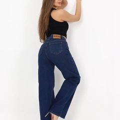 Women’s dark blue regular fit high-rise stretchable jeans.