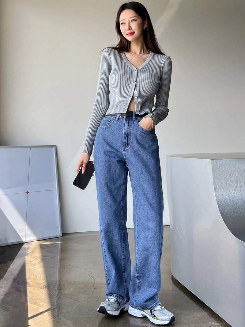 Women's light blue baggy high-rise stretchable jeans.