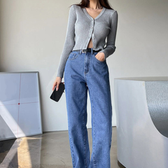 Women's light blue baggy high-rise stretchable jeans.