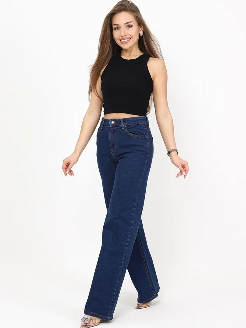 Women’s dark blue regular fit high-rise stretchable jeans.