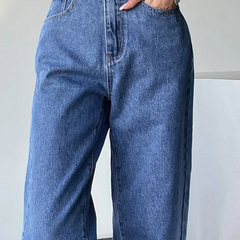 Women's light blue baggy high-rise stretchable jeans.