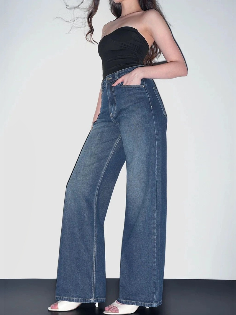 Women's green wide leg high-rise stretchable jeans.