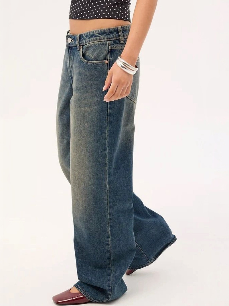 Women's brown loose high-rise stretchable straight fit jeans.